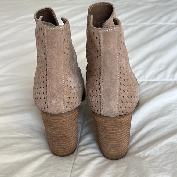 Steve Madden Shepp Beige Block Heel Perforated Ankle Boots - Picture 5 of 7